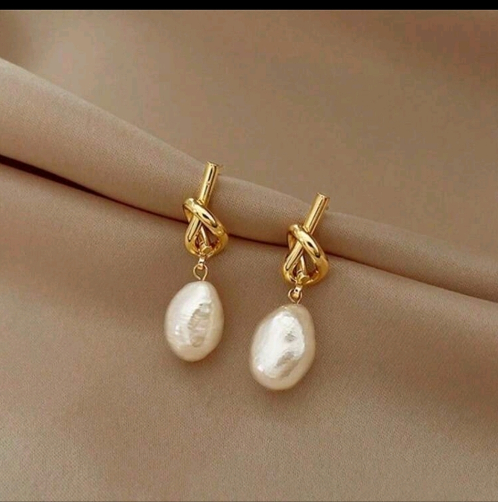 BRAND NEW ** Elegant Gold and Pearl Drop Earrings